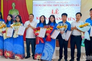 Các đồng chí lãnh đạo Huyện ủy Hưng Hà (tỉnh Thái Bình) trao Quyết định kết nạp đảng viên, trao Thư khen của Bí thư Huyện ủy cùng phần thưởng 500 nghìn đồng cho các đảng viên mới đang học tập tại Trường trung học phổ thông Bắc Duyên Hà.