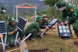 Cán bộ chiến sĩ thi công công trình "Ánh sáng vùng biên"