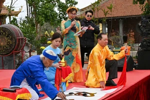 Nhà thư pháp Lê Thiên Lý viết thư pháp đầu xuân
