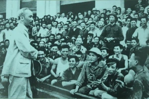 Bác Hồ đến thăm và nói chuyện với cán bộ, công nhân Nhà máy Xe lửa Gia Lâm, ngày 19/5/1955 Ảnh TL