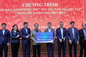 Lãnh đạo Tập đoàn Xăng dầu Việt Nam trao kinh phí xóa nhà tạm, nhà dột nát cho hộ nghèo tỉnh Điện Biên.