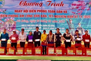 Lãnh đạo Bộ Chỉ huy Bộ đội Biên phòng tỉnh Điện Biên tặng quà các gia đình trên địa bàn hai xã Nà Bủng, Vàng Đán. 