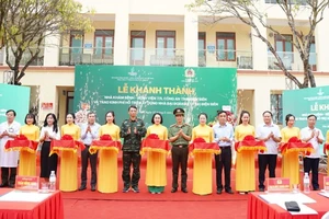 Đại diện lãnh đạo Công an tỉnh Điện Biên và các đơn vị tài trợ cắt băng khánh thành, đưa công trình nhà khám, chữa bệnh Bệnh viện 7/5 vào sử dụng.