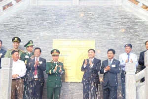 Các đồng chí lãnh đạo tỉnh Điện Biên và lãnh đạo Trung ương cùng cán bộ, nhân dân tỉnh Điện Biên thực hiện nghi thức gắn biển công trình Cột cờ A Pa Chải tại xã Sín Thầu, huyện Mường Nhé, tỉnh Điện Biên. 