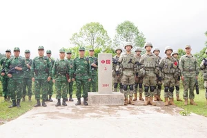 Đội tuần tra của hai bên kiểm tra cột mốc số 3. (Ảnh: ANH DŨNG)