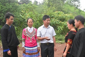 Người có uy tín ở xã Nậm Chua, huyện Nậm Pồ (tỉnh Điện Biên) vận động người dân tích cực tham gia hiến đất xây dựng công trình giao thông nông thôn tại địa bàn.