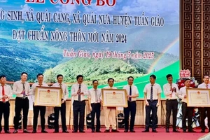 Đồng chí Lê Thành Đô, Chủ tịch Ủy ban nhân dân tỉnh Điện Biên trao bằng công nhận đạt chuẩn nông thôn mới cho 3 xã: Quài Cang, Quài Nưa, Chiềng Sinh.