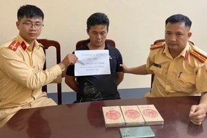 Đối tượng Cháng A Sùng cùng tang vật khi bị lực lượng chức năng bắt giữ. Ảnh: TRANG TRUNG