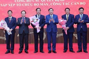 Các đồng chí lãnh đạo Tỉnh ủy, Ủy ban nhân dân tỉnh Điện Biên tặng hoa chúc mừng và cảm ơn các đồng chí lãnh đạo các ban, ngành đã tự nguyện nghỉ hưu trước tuổi để tạo thuận lợi cho công tác sắp xếp, tinh gọn bộ máy của Điện Biên.