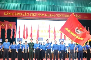 Anh Đặng Thành Huy, Bí thư Tỉnh đoàn Điện Biên thực hiện nghi thức khởi động Chiến dịch Thanh niên tình nguyện hè năm 2025. 