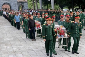 Cán bộ, chiến sĩ các lực lượng vũ trang và nhân dân các dân tộc tỉnh Điện Biên thành kính trong lễ truy điệu, an táng hài cốt liệt sĩ tại Nghĩa trang Liệt sĩ Tông Khao.