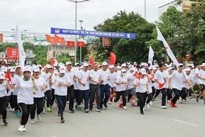 Chiều muộn ngày 26/5 hàng nghìn vận động viên là giáo viên, học sinh các trường học tại Điện Biên hào hứng tham gia giải chạy trong Ngày Olympic trẻ em tại Điện Biên.