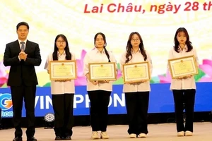 Trao phần thưởng cho các học sinh đạt thành tích cao trong kỳ thi học sinh giỏi quốc gia. (Ảnh: ANH TUẤN)