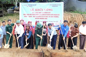 Đại biểu khởi công xây dựng nhà trình tường truyền thống đồng bào dân tộc Hà Nhì tại bản Tả Ló San. 