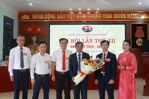 Đồng chí Nguyễn Lệ Quế, Bí thư Đảng bộ, Chủ tịch Hội đồng quản trị Công ty cổ phần cấp nước Điện Biên cùng các đồng chí trong Ban chấp hành Đảng bộ khóa 12, nhận hoa chúc mừng từ các đoàn thể Công ty.