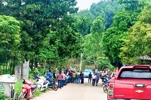 Lực lượng chức năng tiến hành điều tra vụ nổ tại nhà ông M. ở xóm 8, xã Phúc Tân, thành phố Phổ Yên.