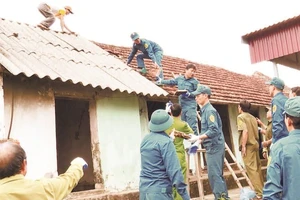Các lực lượng tham gia hỗ trợ ngày công để giúp hộ nghèo xóa nhà dột nát tại huyện Lý Nhân (Hà Nam).
