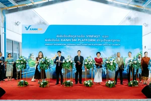 Ông Nguyễn Văn Duy, Bí thư thứ Nhất, Đại sứ quán Việt Nam tại Lào (thứ 3 từ trái sang) cùng đại diện GSM và các đại biểu cắt băng khai trương cửa hàng VinFast đầu tiên tại Lào.