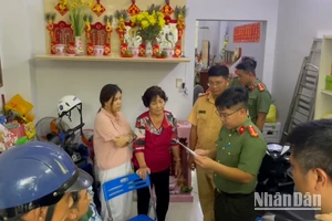 Lực lượng Công an đọc quyết định bắt giữ các đối tượng trong vụ án. (Ảnh Công an tỉnh Lạng Sơn) 