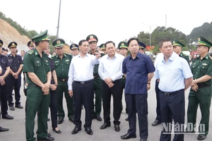 Phó Thủ tướng Bùi Thanh Sơn làm việc với các lực lượng chức năng tại khu vực Cửa khẩu quốc tế Hữu Nghị.