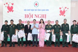 Hội Chữ thập đỏ tỉnh Lạng Sơn tặng quà cho các nạn nhân chất độc da cam. (Ảnh: Anh Tuấn)