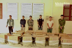 Các đối tượng cùng tang vật bị bắt giữ tại Đồn Biên phòng Bình Nghi. 