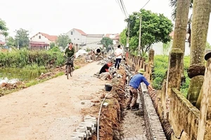 Nhân dân xã Cẩm Văn hiến đất mở rộng đường làng, ngõ xóm.