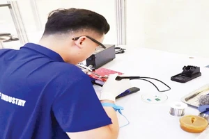 Sinh viên Trường cao đẳng Công nghiệp Bắc Ninh trong giờ thực hành kỹ năng vi mạch bán dẫn.