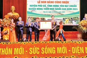 Huyện Phù Cừ đón nhận bằng công nhận đạt chuẩn Huyện nông thôn mới nâng cao năm 2024.