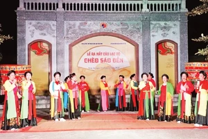 Các thành viên Câu lạc bộ Chèo Sáo Đền, huyện Vũ Thư, tỉnh Thái Bình biểu diễn làn điệu chèo cổ.