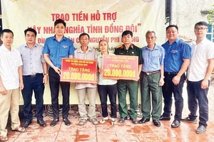 Hội Cựu chiến binh và Đoàn Thanh niên Cộng sản Hồ Chí Minh huyện Hoài Đức trao tiền hỗ trợ xây nhà cho gia đình ông Nguyễn Phi Quang.