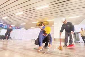 Nhà thầu khắc phục sự cố nền gạch bị bung ron tại nhà ga T3 sân bay Tân Sơn Nhất.