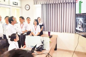 Các đại biểu tham quan khu ứng dụng trí tuệ nhân tạo để quản lý nội khu Công viên phần mềm Quang Trung, Thành phố Hồ Chí Minh. 