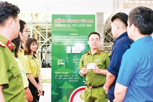 Công an Thành phố Hồ Chí Minh chia sẻ về tác hại của ma túy với cán bộ, sinh viên tại Trường cao đẳng Kinh tế kỹ thuật Thành phố Hồ Chí Minh.