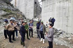 Lãnh đạo Huyện ủy Đăk Glei và Sở Công thương tỉnh Kon Tum chỉ đạo công tác tìm kiếm nạn nhân tại hiện trường.