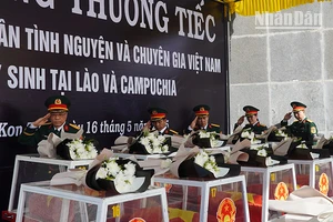 Đoàn đại biểu Ban Công tác đặc biệt-Uỷ ban chuyên trách Chính phủ viếng các liệt sĩ.