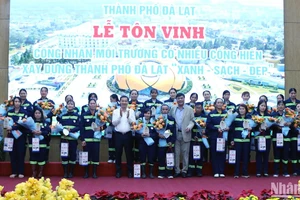 Lãnh đạo tỉnh Lâm Đồng và thành phố Đà Lạt tôn vinh công nhân môi trường có nhiều cống hiến xây dựng Đà Lạt xanh-sạch-đẹp.