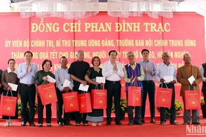 Đồng chí Phan Đình Trạc và quyền Bí thư Tỉnh ủy Lâm Đồng trao quà Tết tặng già làng, người có uy tín tại xã N'Thôn Hạ, huyện Đức Trọng.