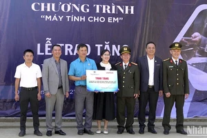 Phòng An ninh mạng và phòng, chống tội phạm sử dụng công nghệ cao và Viettel Lâm Đồng trao tặng máy vi tính cho điểm trường Đạ M'pô.