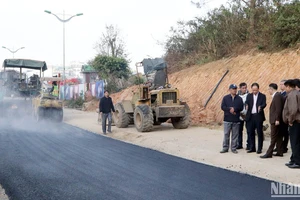 Chủ tịch Ủy ban nhân dân tỉnh Lâm Đồng Trần Hồng Thái trao đổi với lãnh đạo thành phố Đà Lạt và đơn vị thi công tại công trình. 