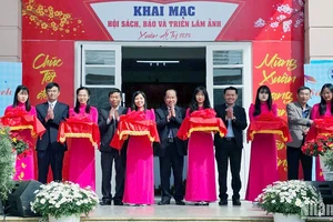 Đại biểu thực hiện nghi thức khai mạc Hội sách, báo và triển lãm ảnh xuân Ất Tỵ 2025.