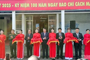 Đại biểu thực hiện nghi thức khai mạc Hội báo Xuân Lâm Đồng 2025.