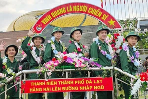 Những thanh niên ưu tú thành phố Đà Lạt qua cầu vinh quang lên đường thực hiện nghĩa vụ xây dựng và bảo vệ Tổ quốc.