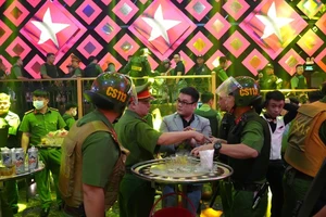 Công an kiểm tra test nhanh ma túy các khách