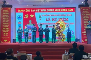 Bí thư Tỉnh ủy Bình Thuận tặng hoa Bộ đội Biên phòng tỉnh.