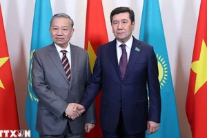 Tổng Bí thư Tô Lâm hội kiến Chủ tịch Hạ viện Kazakhstan kiêm Chủ tịch Đảng Amanat (cầm quyền) Yerlan Koshanov. (Ảnh: TTXVN)