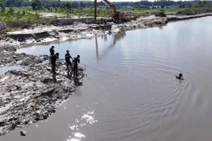 Lực lượng cứu nạn cứu hộ Công an tỉnh Bình Dương lặn tìm kiếm nạn nhân. 