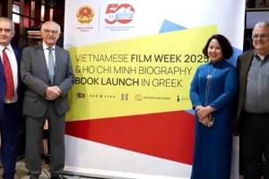 Đại sứ Phạm Thị Thu Hương cùng các đại biểu tham dự lễ khai mạc Tuần phim Việt Nam 2025 tại Hy Lạp. (Ảnh: Đại sứ quán Việt Nam tại Hy Lạp)