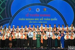 Chủ tịch nước Lương Cường và các đại biểu cùng các cháu thiếu nhi tiêu biểu tại Lễ tuyên dương cháu ngoan Bác Hồ toàn quốc lần thứ X-năm 2025.