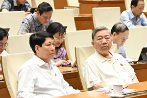 Tổng Bí thư Tô Lâm, Chủ tịch nước Lương Cường cùng các đại biểu Quốc hội tham dự phiên họp. (Ảnh THỦY NGUYÊN)